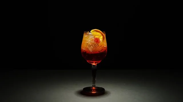 Cóctel de la casa servido en copa