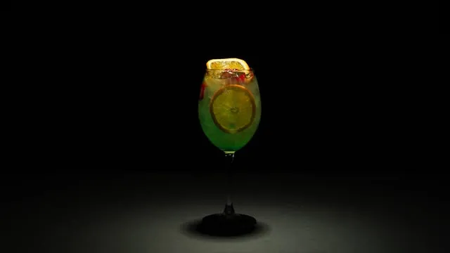 Cóctel de maracuyá con rodaja de limón
