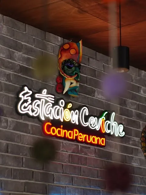 Rótulo de neón de Estación Ceviche dentro del restaurante