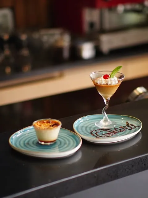 Postre peruano servido en la barra